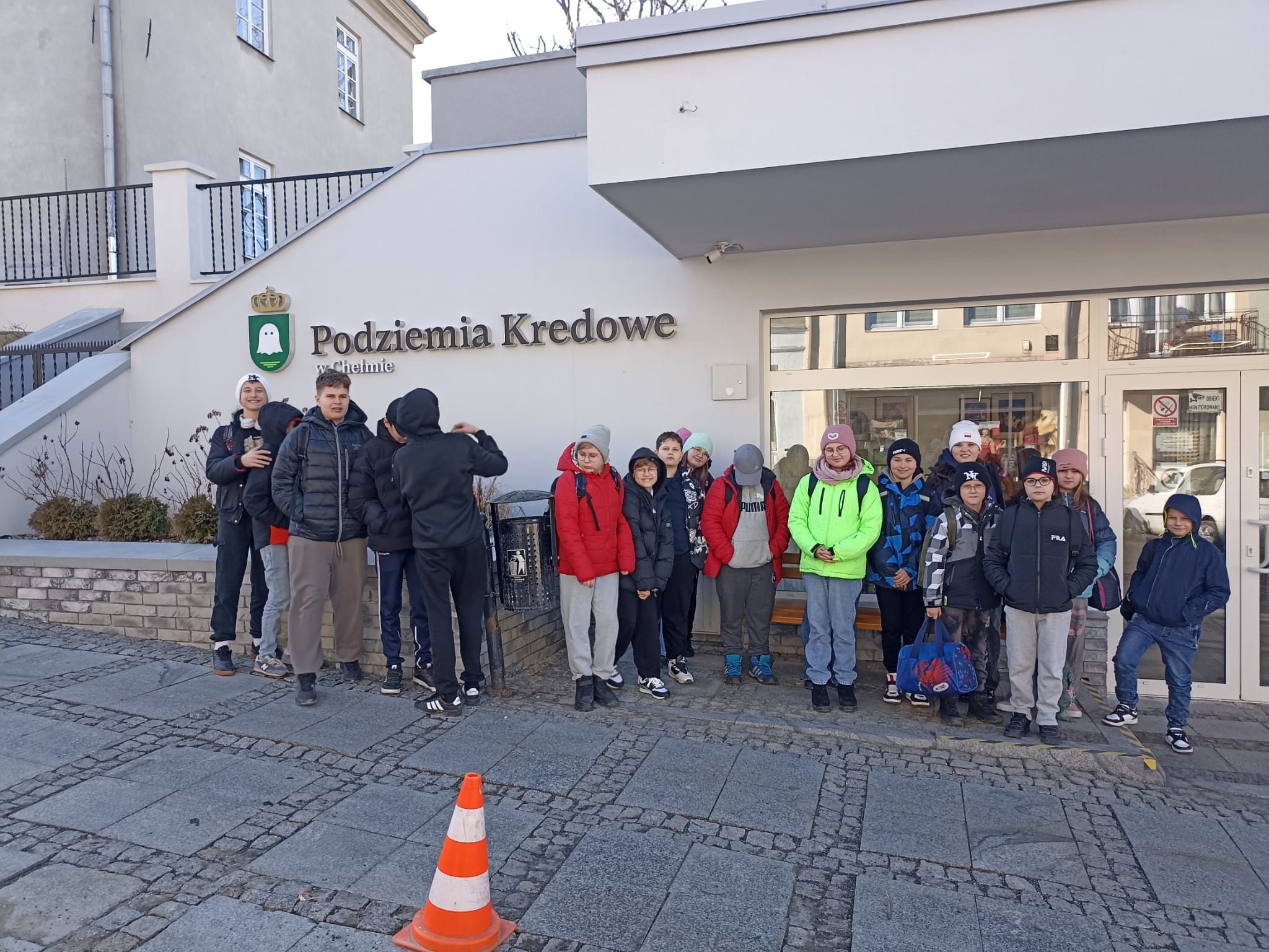 Uczniowie przed wejściem do Chełmskich Podziemi Kredowych w Chełmie